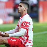 Im Finale des DFB-Pokals muss RB Leipzig auf einen wichtigen Spieler verzichten. Der Stürmer fällt wegen einer Oberschenkelverletzung aus.