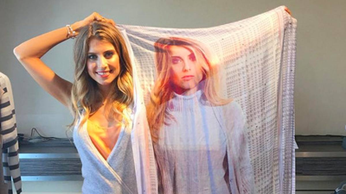 Cathy Hummels gibt es jetzt gleich doppelt. Die Frau von Abwehrspieler Mats Hummels freut sich auf der Berliner Fashionweek über ein Tuch mit ihrem Konterfei