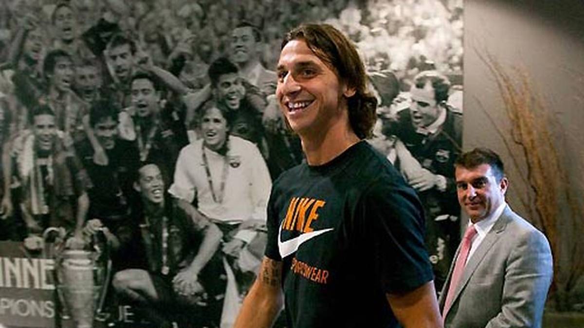 Nach einem schier endlosen Gezerre mit Inter Mailand wechselt Ibrahimovic 2009 zum FC Barcelona. Der ehemalige Barca-Präsident Joan Laporta (r.) führt seinen neuen Topstar in den Pressebereich des Camp Nou