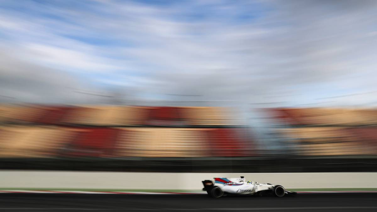 Nur drei Piloten sind zum Auftakt schneller als der Deutsche, allesamt allerdings auf weicheren und damit schnelleren Reifenmischungen unterwegs. Felipe Massa gelingt im Williams eine 1:19,726 