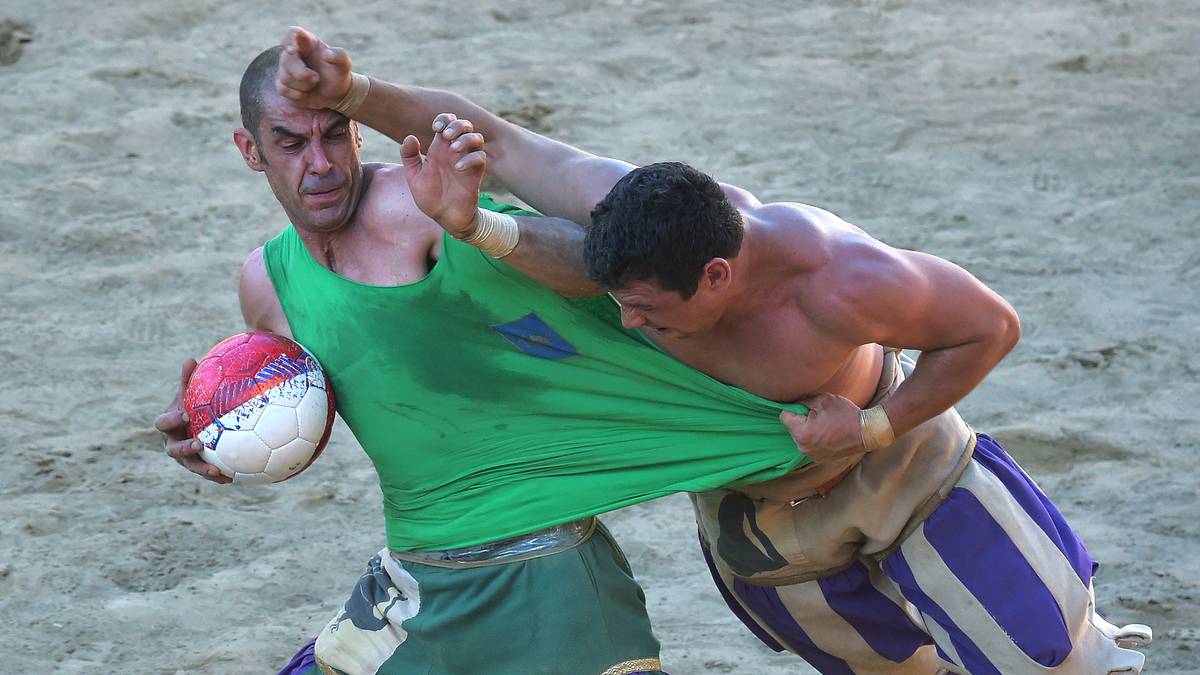 Und das kommt nicht gerade selten vor. Denn den harten Jungs stehen sämtliche Aktionen zur Verfügung, um ihre Kontrahenten zu stoppen. Jeder darf jeden Spieler jederzeit körperlich angreifen, allerdings immer nur Mann gegen Mann. Schläge, Tritte etc. sind erlaubt. Nur Attacken von hinten und gegen den Kopf untersagen die Regularien