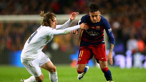Neymar (r.) im Zweikampf mit Luka Modric von Real Madrid