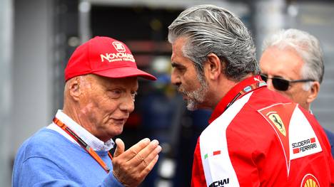 Niki Lauda (l.) erklärt Ferrari zum größten Titelrivalen