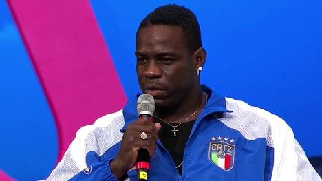 Der ehemalige italienische Nationalspieler Mario Balotelli spricht über seinen legendären "Why always me?"-Jubel und einen geplatzten Wechsel zum FC Barcelona in jungen Jahren.