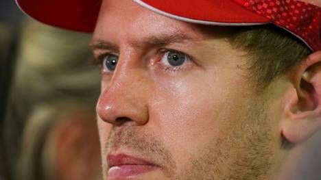 Vettel passt Sitz im Aston-Martin-Werk an