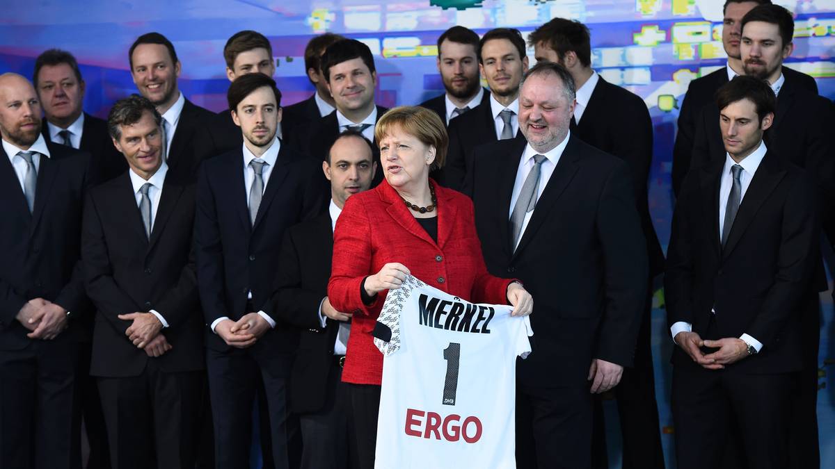 Große Ehre für unsere Handball-Europameister: Nach dem sensationellen Erfolg in Polen folgt nun der Empfang bei Bundeskanzlerin Angela Merkel. Wie es sich für Gäste gehört, gibt es natürlich auch ein Gastgeschenk für die Kanzlerin. Sichtlich überrascht hält Merkel ihr Trikot mit der Rückennummer eins in der Hand.