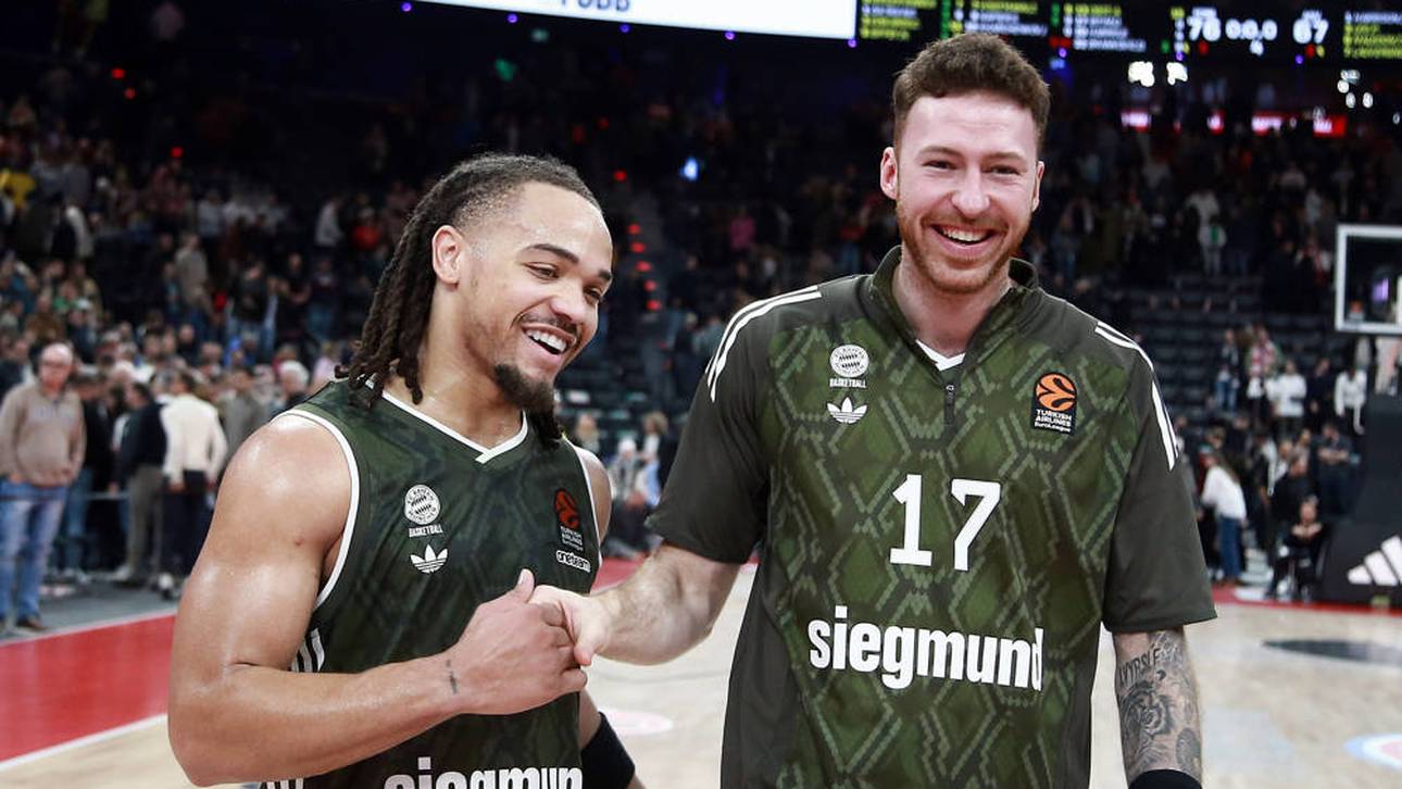 Nach dem Spiel scherzte Bitim (r.) mit Bayern-Star Edwards (l.)