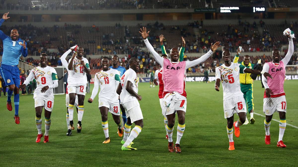 TOPF 3 - SENEGAL (32): Zum zweiten Mal nach 2002 ist der Senegal mit Liverpool-Star Sadio Mane bei einer Endrunde dabei. Die Entscheidung über die Teilnahme fällt im Wiederholungsspiel in Südafrika, nachdem das erste Duell wegen fragwürdiger Schiedsrichterentscheidungen für ungültig erklärt wurde