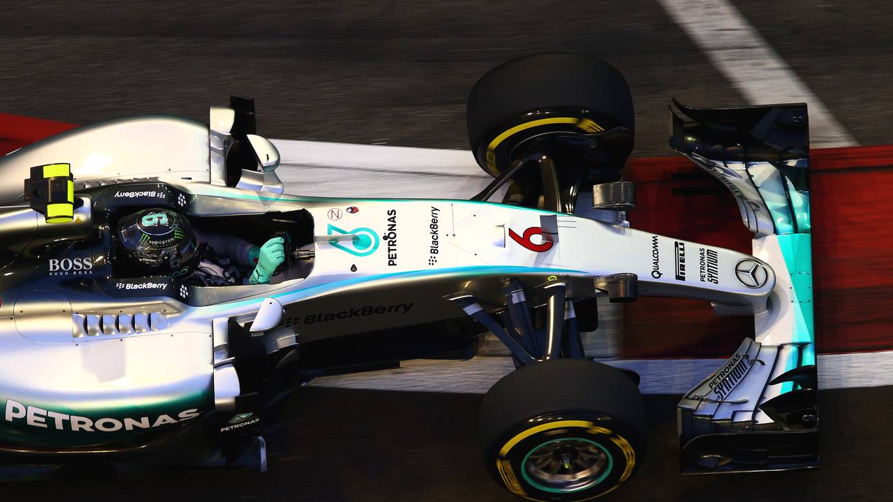 Mercedes fährt im Training hinterher