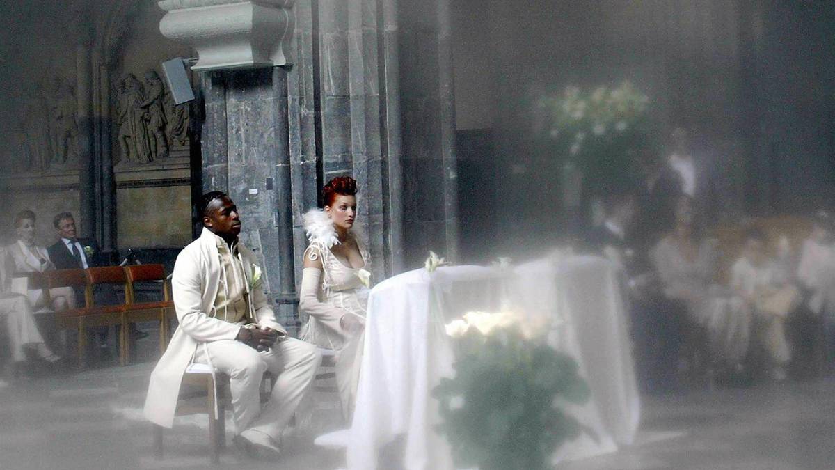Eine Hochzeit wie im Märchen. Emile Mpenza, ehemals HSV, genießt die Hochzeits-Zeremonie in Lüttich neben seiner Nathalie