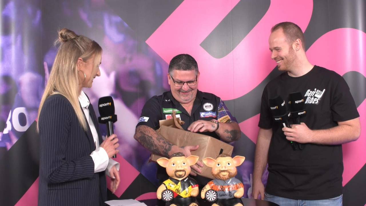 Darts-WM 2024: Gary Anderson wird mit besonderem Geschenk von SPORT1 überrascht