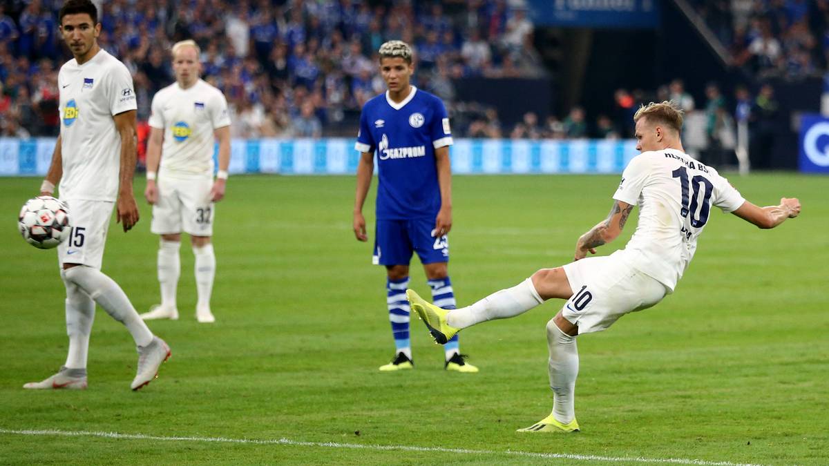 FREISTOSS: Wenn eine Mannschaft einen Freistoß schnell ausführen möchte, darf sie das in Zukunft auch dann tun, wenn der Unparteiische noch eine Gelbe oder Rote Karte zeigen will. Diese zeigt er dem Übeltäter in der nächsten Unterbrechung