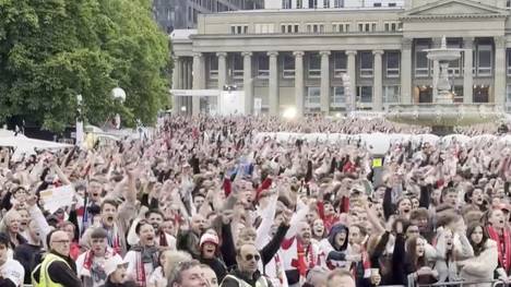 Der VfB Stuttgart führt im Finale des DFB-Pokals gegen Arminia Bielefeld schon mit 3:0 zur Pause. Auf dem Schlossplatz in Stuttgart eskalieren die Fans der Schwaben.
