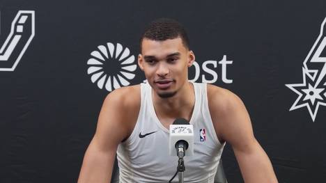 NBA-Supertalent Victor Wembanyama fuhr seinen ersten Sieg mit den San Antonio Spurs ein. Nach der Partie zeigte sich der 19-Jährige extrem stolz, auch wenn ihm im Spiel ein "Rookie-Fehler" unterlief.