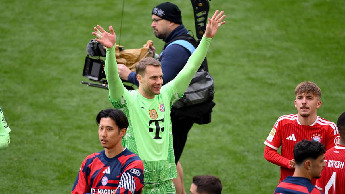Die Spieler haben sich extra für die Feier mit den neuen Kakadu-Trikots ausgerüstet