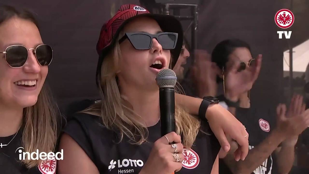 Die Frauenmannschaft von Eintracht Frankfurt feiert beim Fanfest in Sevilla