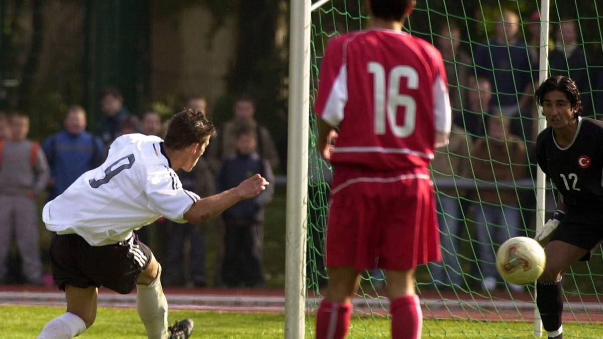 Mit 14 ist der Stürmer fester Bestandteil der deutschen U15, hier bei einem Länderspiel gegen die Türkei im Oktober 2003