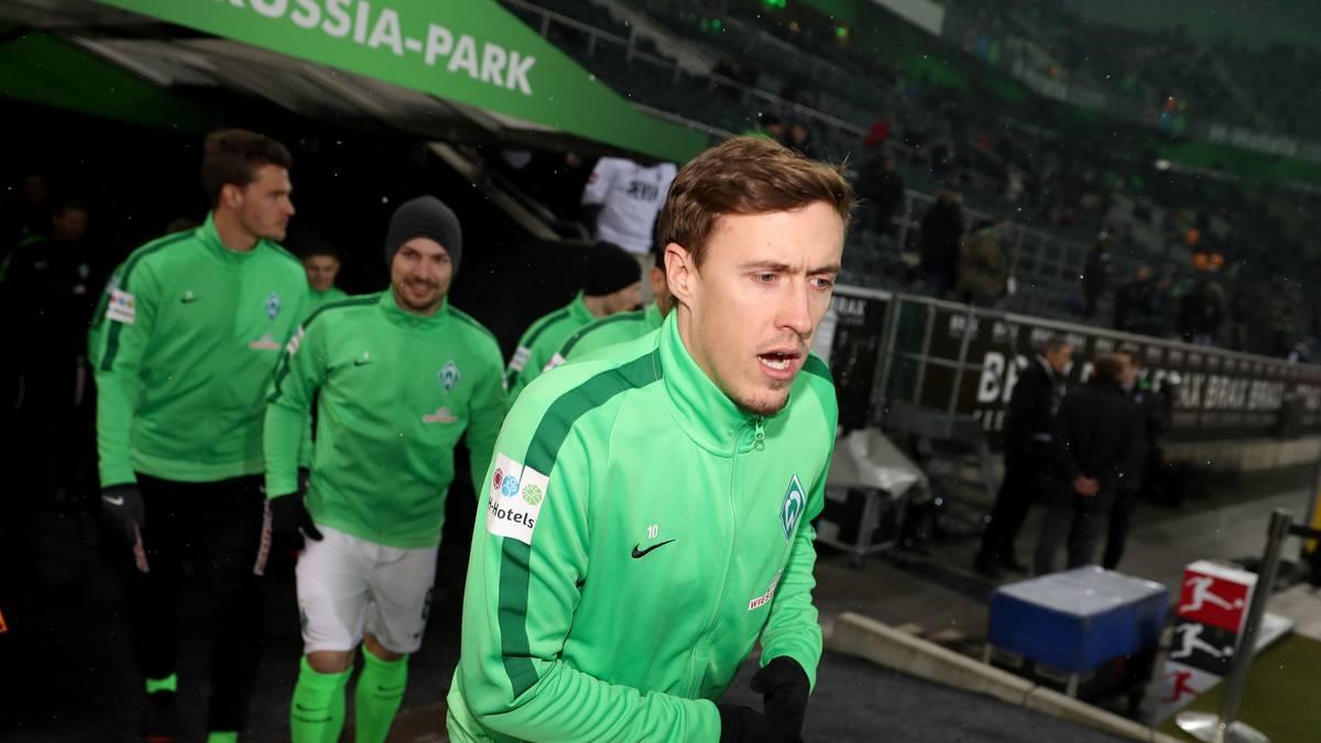 Der ehemalige Gladbacher Max Kruse (vorn) fröstelt ebenfalls sichtlich, als er den Borussia-Park betritt