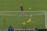 Der Hamburger SV setzt sich in einem dramatischen Elfmeterschießen gegen Nürnberg durch. Alle Tore und Highlights im Video.