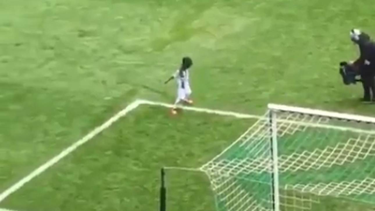 Kleiner Junge feiert wie großer Ronaldo