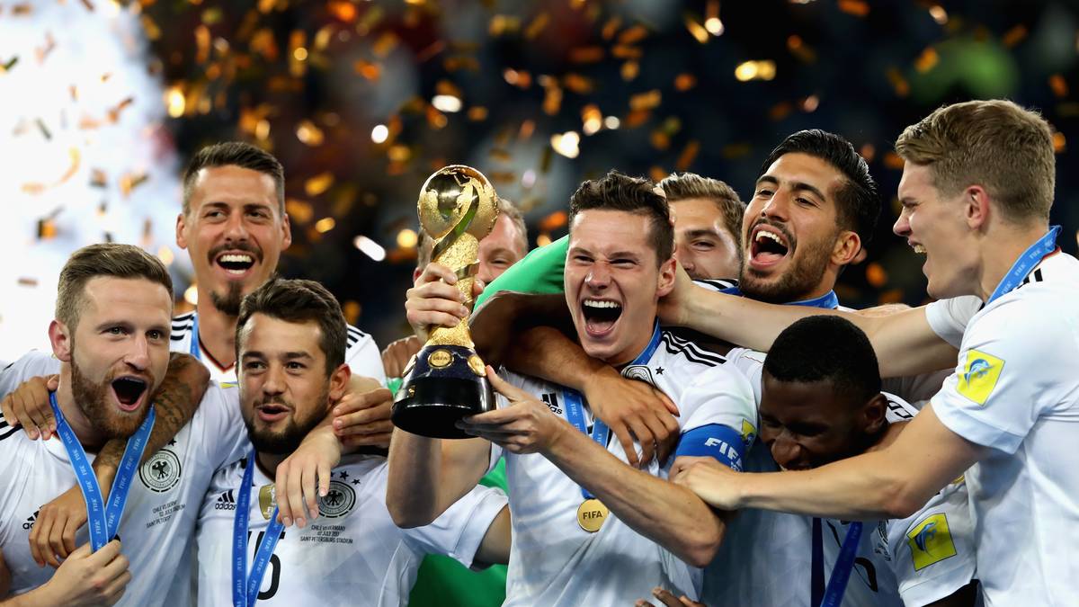 Beim Confed Cup ein Jahr vor der WM setzte Löw auf die nächste Generation. Das Team um Kapitän Julian Draxler wusste zu überzeugen, besiegte unter anderem Mexiko mit 4:1 und holte sich den Turniersieg