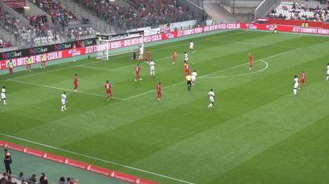 Im Testspiel von Bayer Leverkusen gegen Rot-Weiß Essen trifft Bayer-Stürmer Patrik Schick drei Minuten nachdem er eingewechselt wurde.