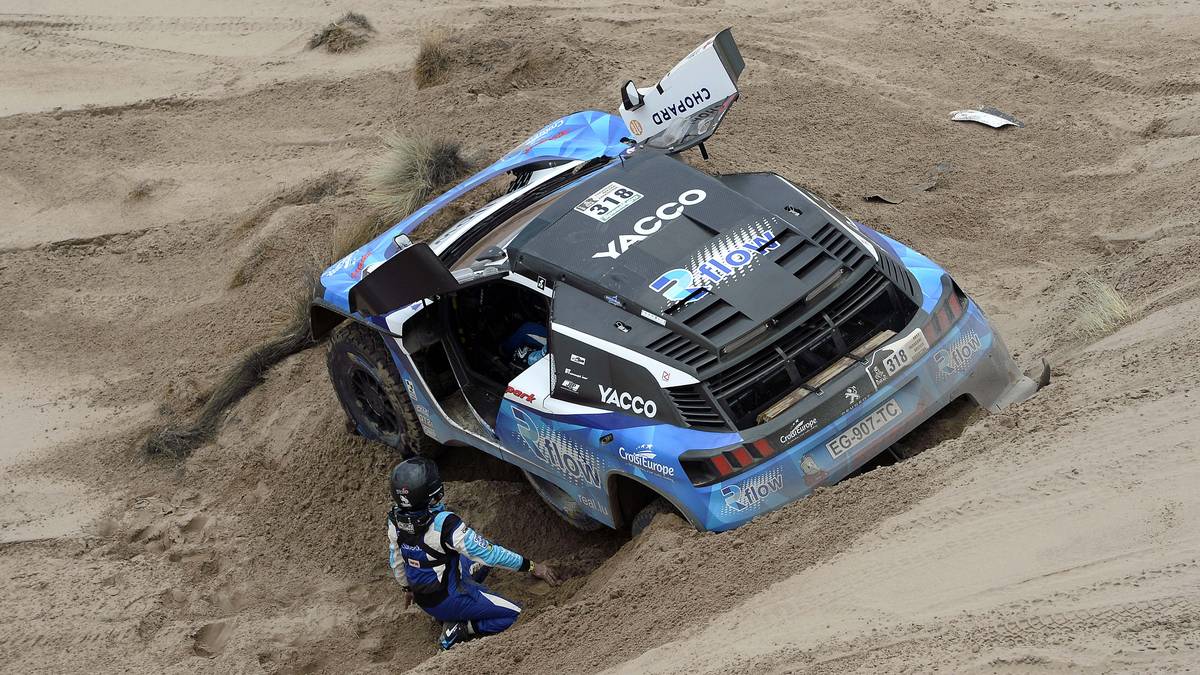 Wer hilft uns beim Ausbuddeln? Romain Dumas und sein Co-Pilot Alain Guehennec bleiben mit ihrem Peugeot im Sand stecken