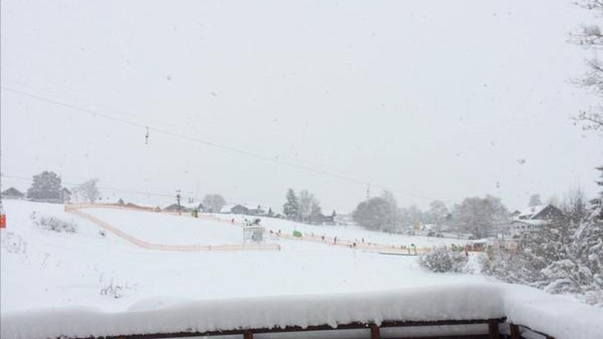 Winterwonderland zum Auftakt der 63. Vierschanzentournee. SPORT1-Redakteur Andreas Kloo fotografiert den Wintereinbruch in Oberstdorf: 20 Zentimeter Schnee allein am Vormittag. Herrliche Bedingungen - eigentlich (Copyright: twitter.com/AndreasKloo)
