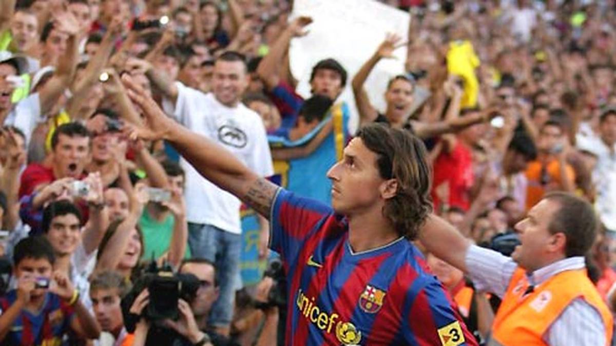60.000 Barca-Fans im Camp Nou bereiten dem Schweden einen eindrucksvollen Empfang. Der bedankt sich mit einem "Visca Barca"...
