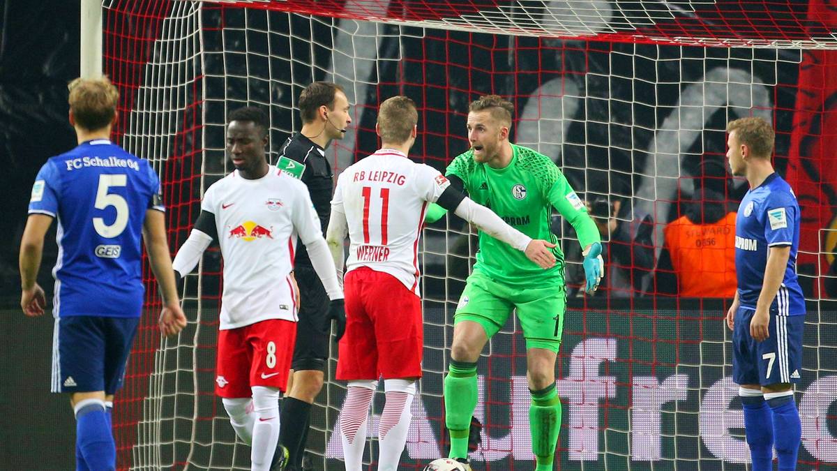 Schiedsrichter Bastian Dankert entscheidet jedoch zum Entsetzen der Schalker fälschlicherweise auf Gelb für Torwart Ralf Fährmann und Elfmeter für RB. Einen Tag nach dem Spiel gibt Werner seine Unsportlichkeit zu und entschuldigt sich