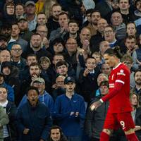 Nach der 0:2-Niederlage des FC Liverpool im Derby beim FC Everton ist auch diese Titelchance dahin. Jamie Carragher lässt kein gutes Haar am Sturm-Duo der Reds.