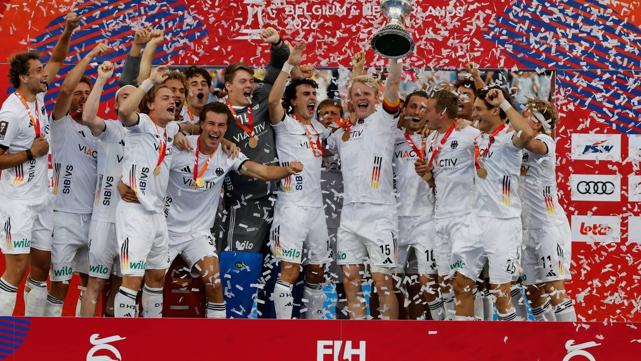 Kapitän Grambusch stemmt den Pokal in die Höhe