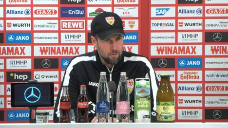 Stuttgart-Trainer Sebastian Hoeneß spricht auf der Pressekonferenz über VfB-Torjäger Deniz Undav.
