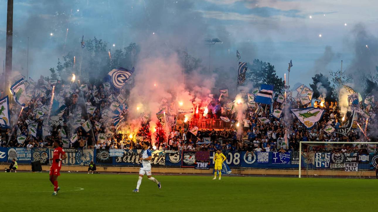 Fans von Grasshopper Zürich beim Abbrennen von Pyrotechnik