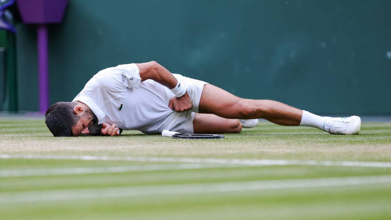 Novak Djokovic mit Schmerzen am Boden