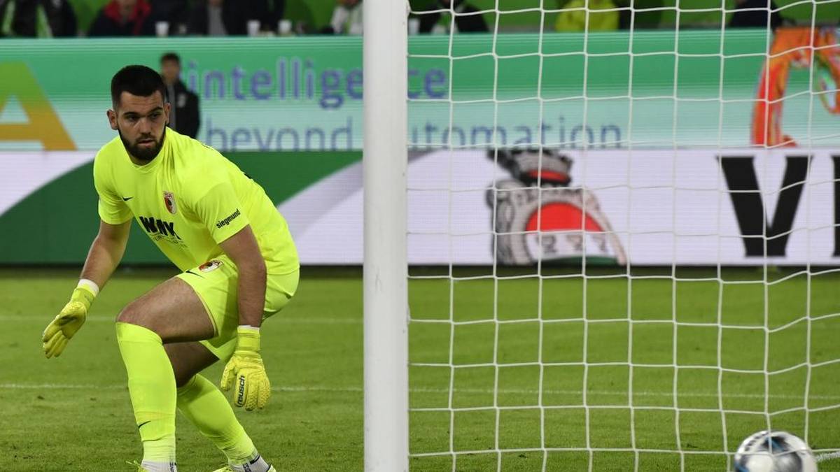 FC AUGSBURG - TOMAS KOUBEK: Nachdem Andreas Luthe und Fabian Giefer vergangene Saison des Öfteren patzten, investierte der FCA 7,5 Millionen in Koubek, um die Torhüterposition adäquat aufzustellen. Der Tscheche ist nicht der erhoffte sichere Rückhalt und griff einige Male daneben. Zuletzt stabilisiert er sich einigermaßen, allerdings ohne zu Glänzen