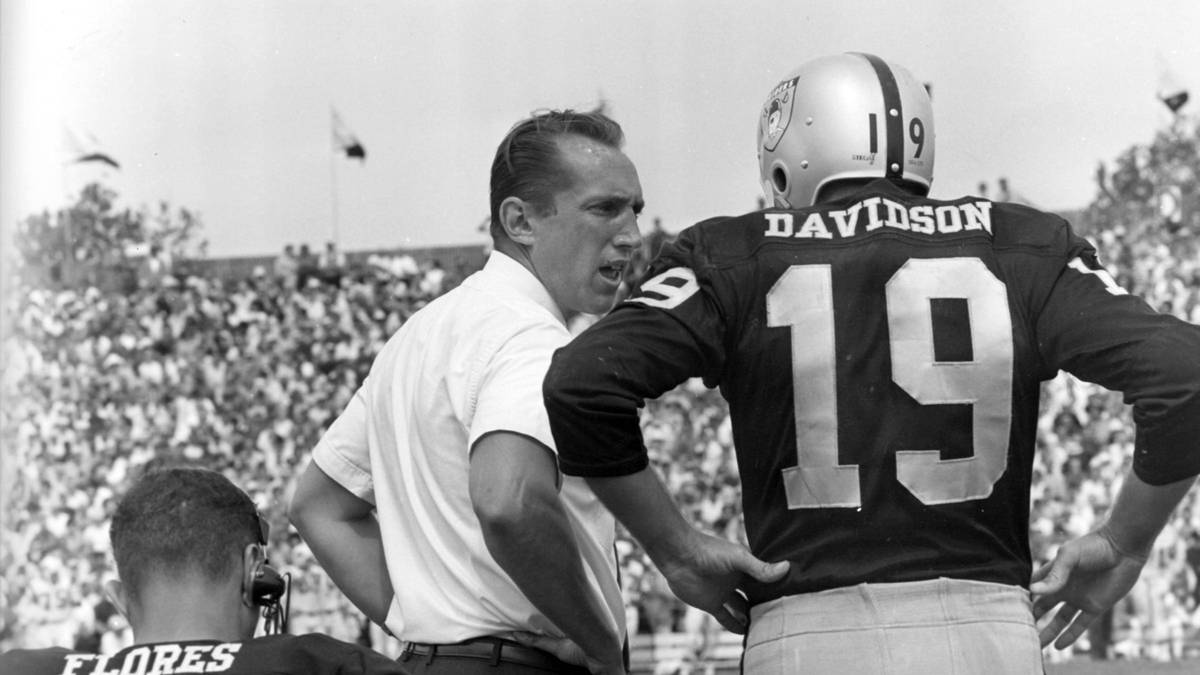 PLATZ 4: 101 PUNKTE - HOUSTON OILERS vs. OAKLAND RAIDERS 49:52 (1963) - Zum Abschluss der Saison 1963 liefern sich die Houston Oilers und die Oakland Raiders einen legendären Shootout. Raiders-Quarterback Tom Flores überragt mit 407 erworfenen Yards