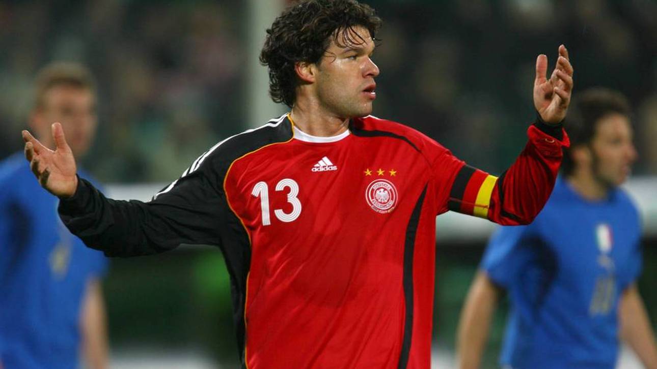 Die deutschen Spieler um Kapitän Michael Ballack waren im Testspiel gegen Italien ratlos 