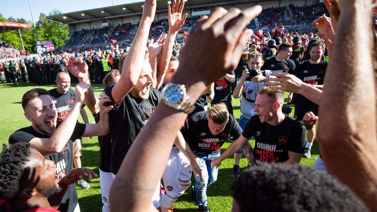 Die Spieler ließen es bereits auf dem Rasen ordentlich krachen, die große Party soll dann am Vereinsgelände am Valznerweiher am Sonntagabend weitergehen