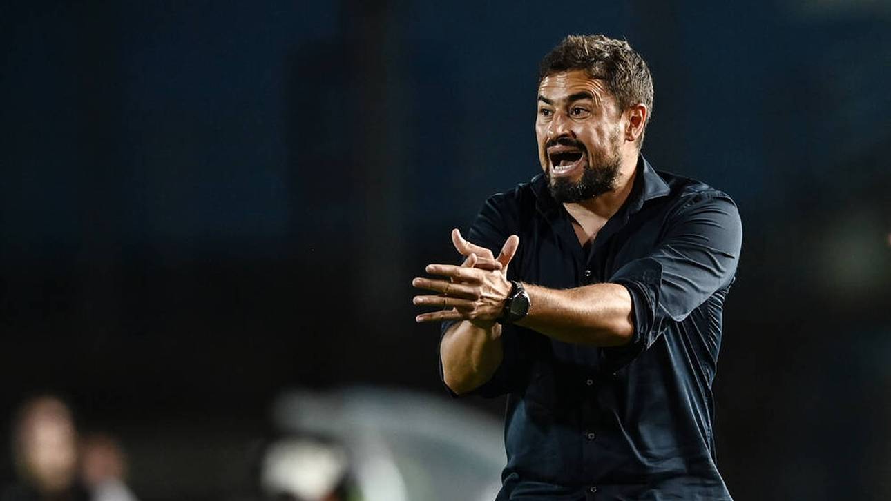 Trainer geht Spieler an die Gurgel