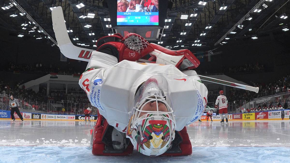 Ein Torhüter braucht eine gute Übersicht: Weißrusslands Goalie Kevin Lalande zeigt beim Warmmachen, dass er überall hin sieht. Gegen Ungarn hilft das nichts: Weißrussland verliert und Ungarn feiert mit dem 5:2 einen überraschenden Sieg