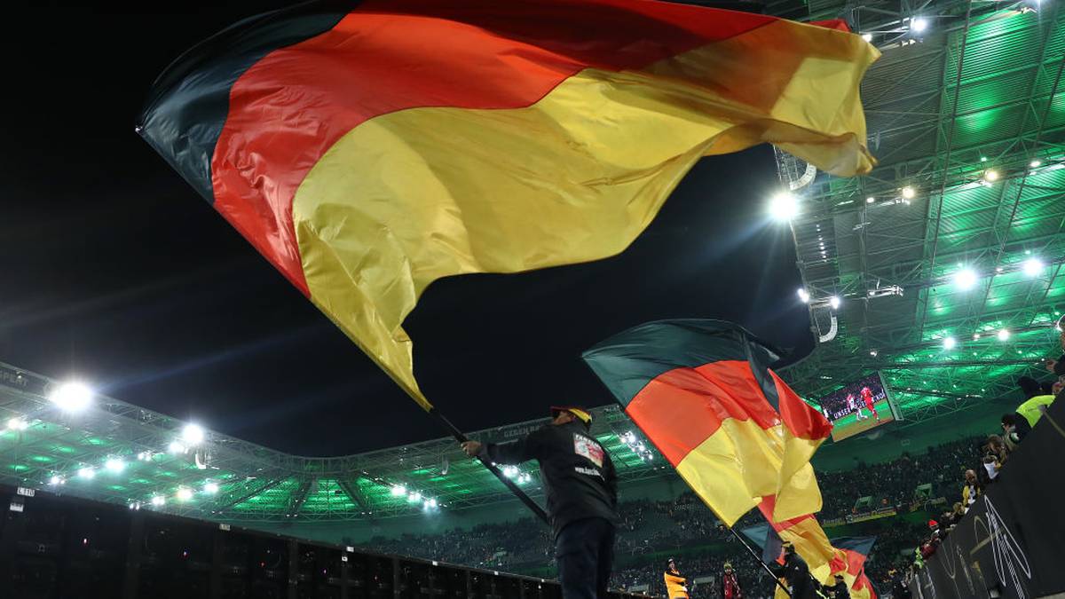 "Man muss auch sehen, dass heute wahnsinnig viele Spiele stattfinden und der Terminkalender randvoll ist", ergänzte Löw. Die von der UEFA vorgebenen Anstoßzeiten spät am Abend unter der Woche sind nicht unbedingt familienfreundlich. Löw meint: "Das Phänomen betrifft nicht nur uns, sondern auch andere Nationen"