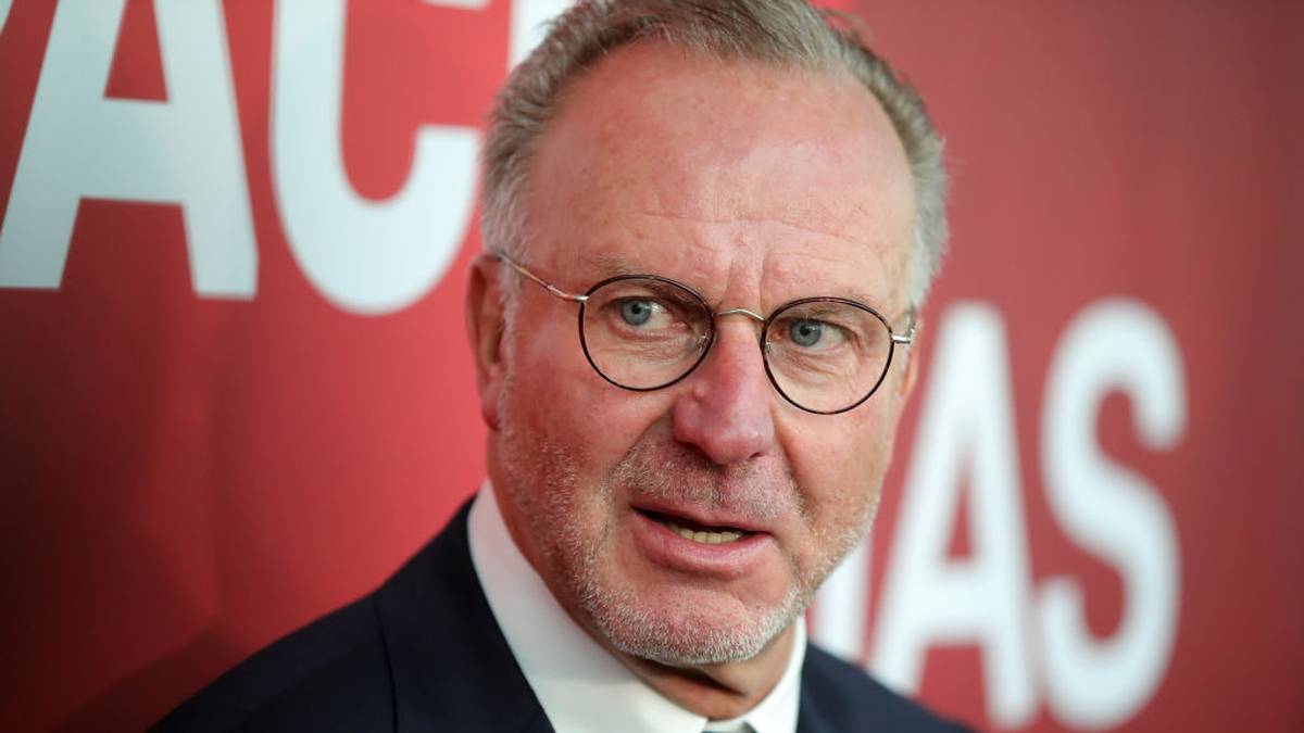 Teil der legendären Medien-Schelte des FC Bayern im Oktober 2018 ist auch der Vorstandsvorsitzende. Bei der PK mit Uli Hoeneß und Hasan Salihamidzic wirft die Führungsebene der Presse Diffamierung und Polemik vor. Rummenigge zitiert sogar Artikel 1 des Grundgesetzes.  