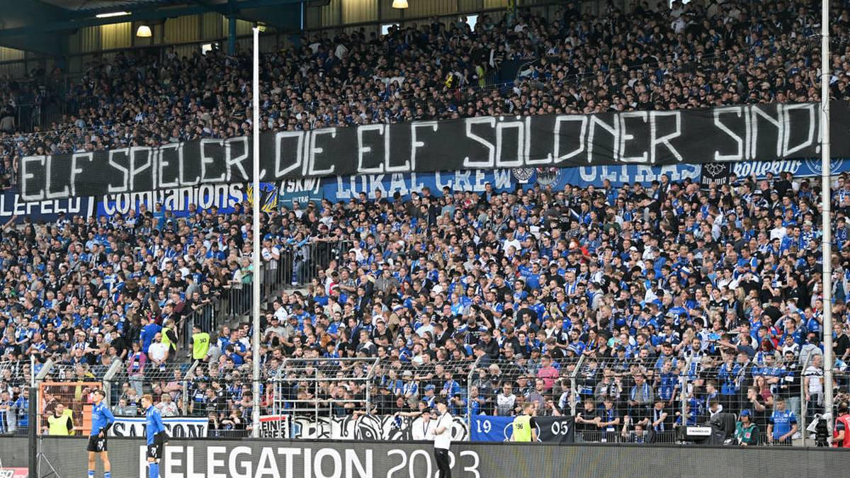 Die Fans von Arminia Bielefeld sind unzufrieden mit ihrer Mannschaft