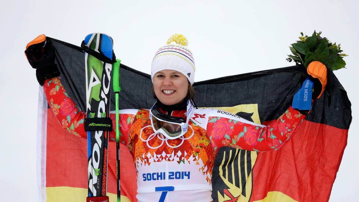 Vor dem Start trinkt die Rebensburg immer Wasser gemixt mit Energydrinks. Bei Olympia holt sie so bereits einmal Gold und einmal Silber. Bei Weltmeisterschaften steht noch eine Null. Das soll sich in den USA ändern. Disziplinen: Abfahrt, Super-G, Riesenslalom