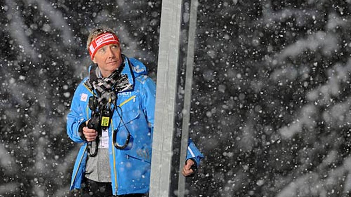 Auf ihn richten sich die Blicke in den ersten Minuten: Walter Hofer ist der Renndirektor der FIS. Ständig im Dialog mit seinen Kollegen, entscheidet er, wann es losgeht