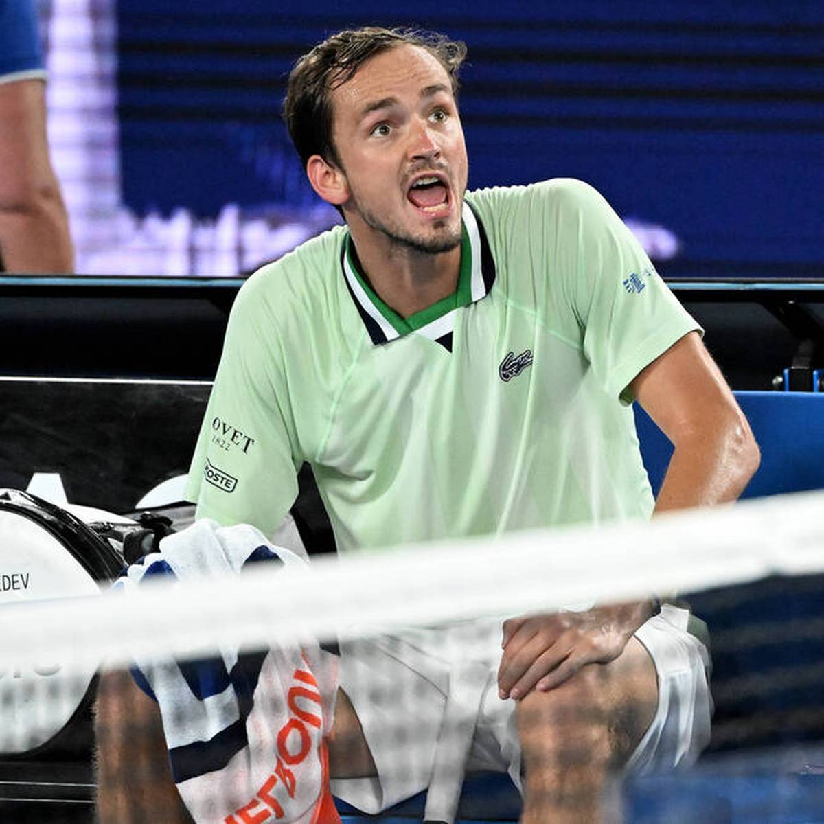 Daniil Medvedev verliert im Halbfinale der Australian Open komplett die Nerven und beleidigt den Schiedsrichter mehrfach. Am Ende setzt er sich dennoch durch.