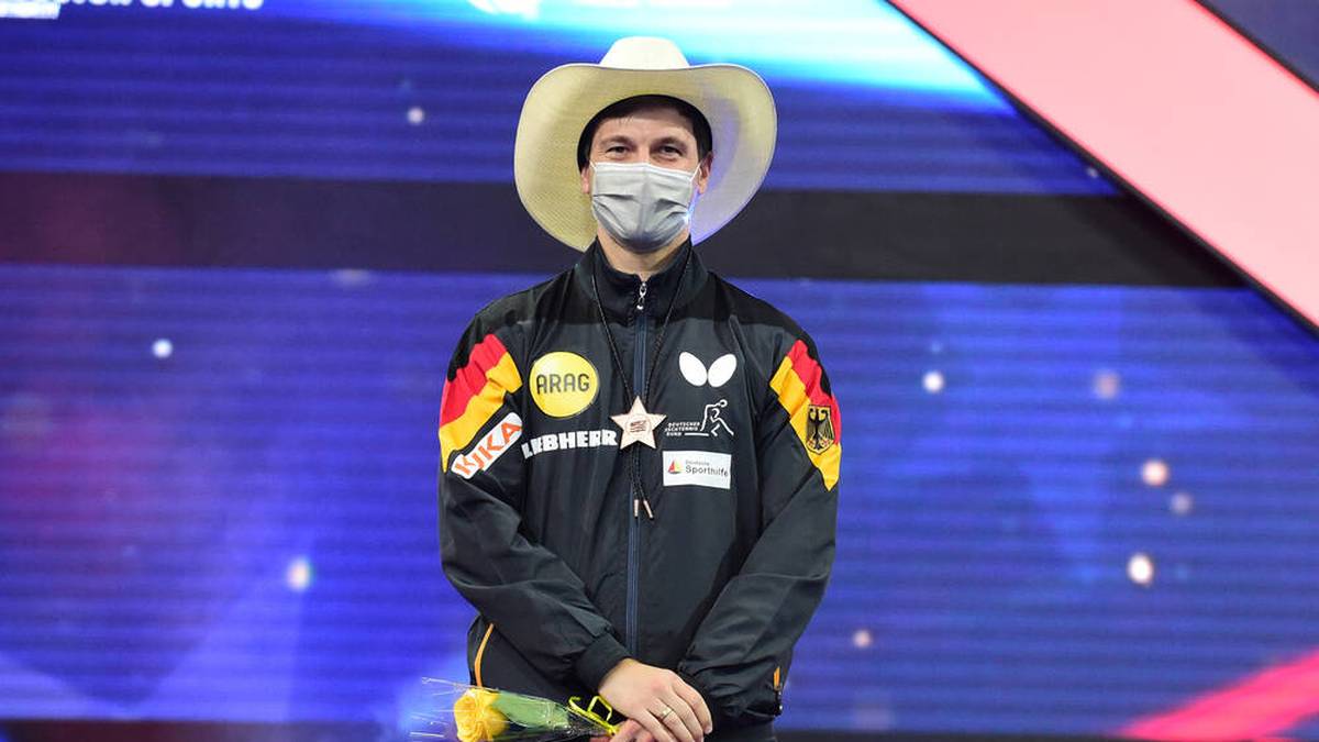 Stilecht mit Cowboyhut nahm Timo Boll seine Bronzemedaille im Einzel bei der WM in Houston 2021 entgegen