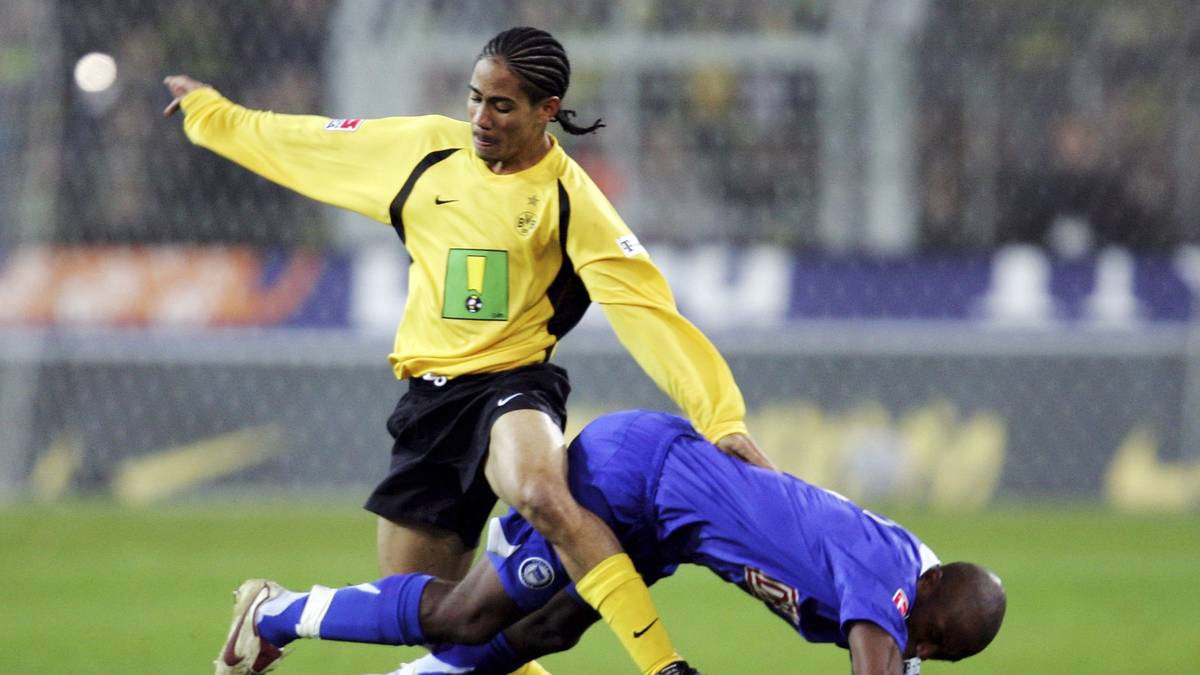 STEVEN PIENAAR: Auch in den Südafrikaner steckte der BVB große Hoffnungen. Die Ablösesumme von 3,5 Millionen Euro konnte Pienaar in 27 Spielen ohne Tor aber nicht bestätigen. Immerhin: Everton bezahlte 2008 4,5 Millionen