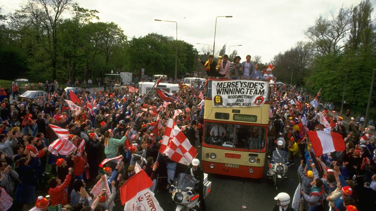 Liverpool bleibt national unangefochten, gewinnt 1986 mit Trainer Dalglish das Double. Die UEFA reagiert aber knallhart auf die schlimme Nacht von Brüssel, macht Liverpool und seine Fans als Hauptschuldige aus und sperrt den Verein für zehn Jahre im Europapokal. Die Strafe wird später auf sechs Jahre reduziert. Wegen des massiven Hooligan-Problems dürfen auch alle anderen englischen Klubs für fünf Jahre nicht in Europa spielen